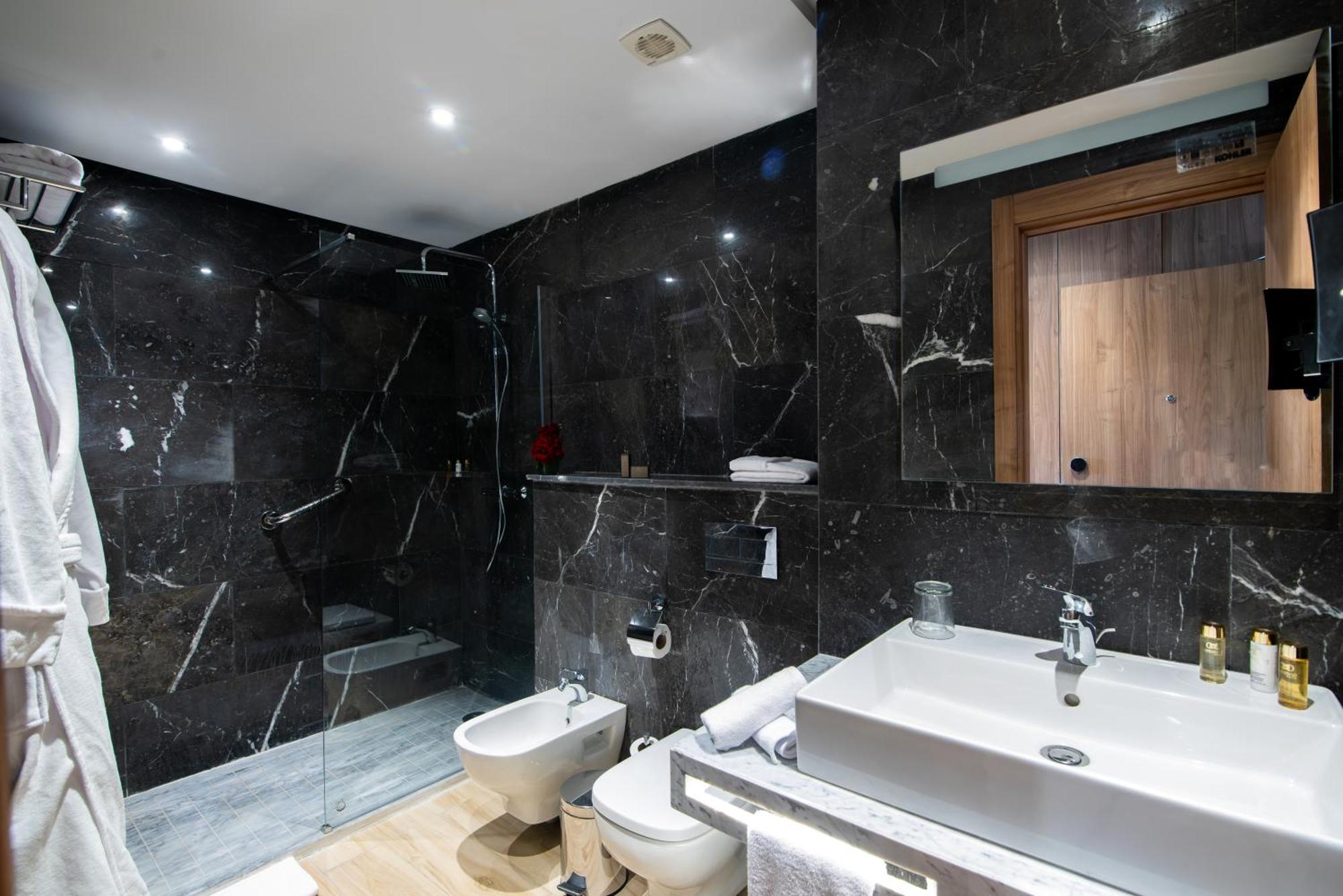 Dominium Palace Агадир Екстериор снимка Bathroom with shower enclosure